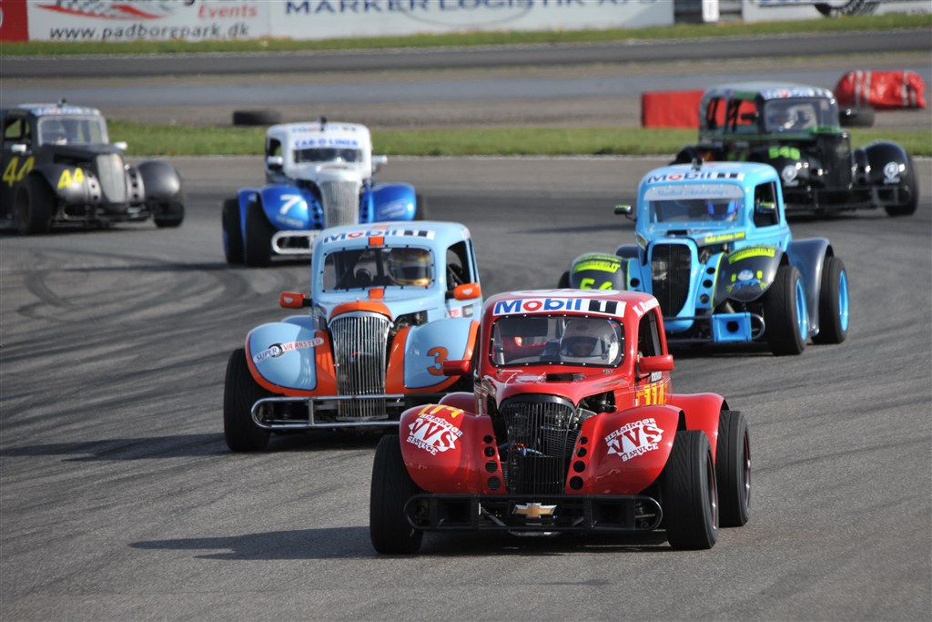 Nu starter kampen om at finde årets mester i OK Mobil 1 Legend Car Cup. Det sker i weekenden på Ring Djursland.